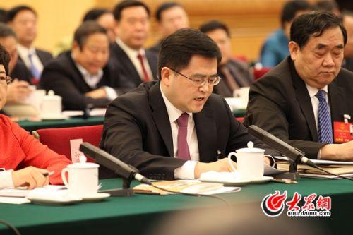全国人大代表、菏泽市委书记孙爱军在会上发言。 全国人大代表、菏泽市委书记孙爱军在会上发言。
