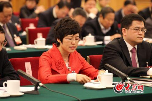 全国人大代表、临沂市第一实验小学副校长张淑琴在会上发言。 全国人大代表、临沂市第一实验小学副校长张淑琴在会上发言。