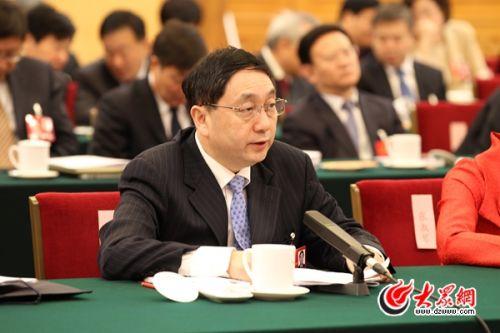 全国人大代表、省商业集团有限公司总经理凌沛学在会上发言。 全国人大代表、省商业集团有限公司总经理凌沛学在会上发言。