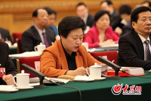 全国人大代表、阳光大姐服务有限公司董事长卓长立在会上发言。 全国人大代表、阳光大姐服务有限公司董事长卓长立在会上发言。