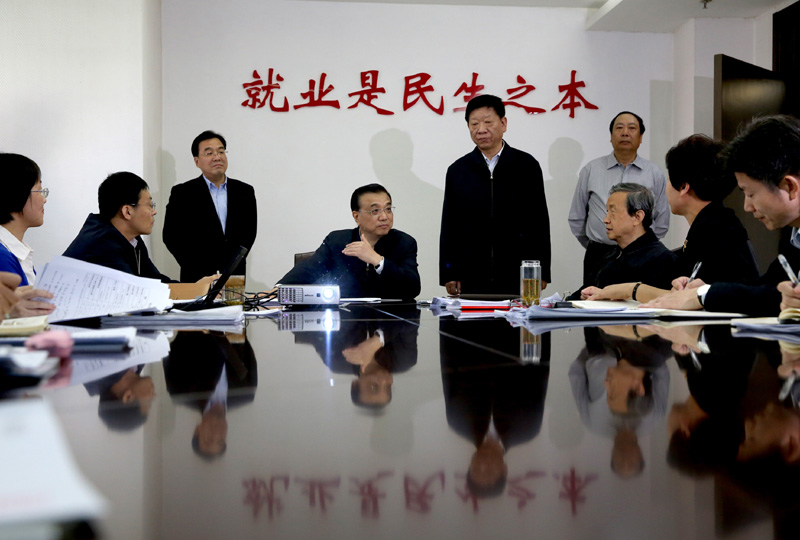 (资料图)李克强2016年5月6日考察人力资源社会保障部,与正在会商农民工就业形势的工作人员展开讨论。有关负责人介绍一季度农民工就业形势总体平稳但仍存在隐忧。总理为他们“支招”:加大服务业吸纳农民工就业能力;加快农民工就近就地创业就业。促进他们就业的产业转型和空间转型。 (资料图)李克强2016年5月6日考察人力资源社会保障部,与正在会商农民工就业形势的工作人员展开讨论。有关负责人介绍一季度农民工就业形势总体平稳但仍存在隐忧。总理为他们“支招”:加大服务业吸纳农民工就业能力;加快农民工就近就地创业就业。促进他们就业的产业转型和空间转型。
